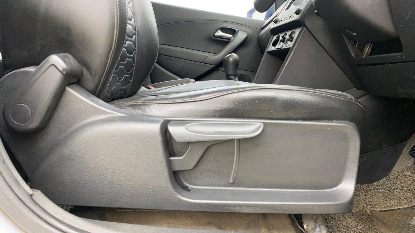 2017 Volkswagen Ameo COMFORTLINE 1.5L, Diesel, Manual, 68,636 km, Driver Side Adjustment Panel