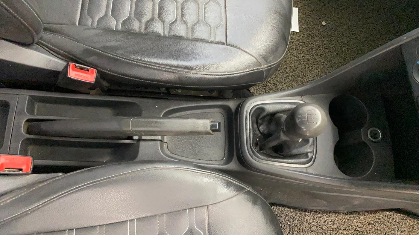 2017 Volkswagen Ameo COMFORTLINE 1.5L, Diesel, Manual, 68,636 km, Gear Lever