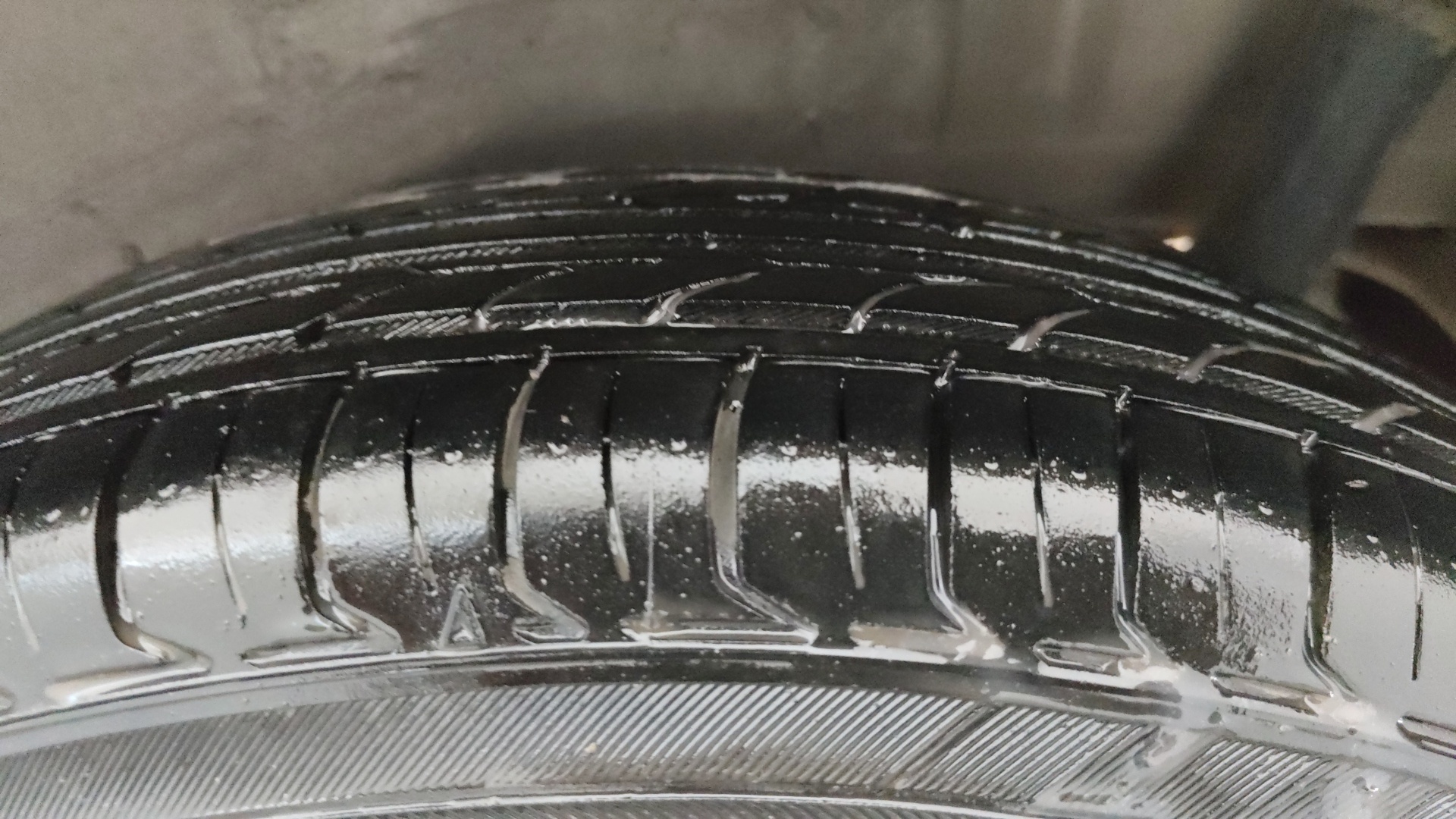 camera-Left-Rear-Tyre-Tread