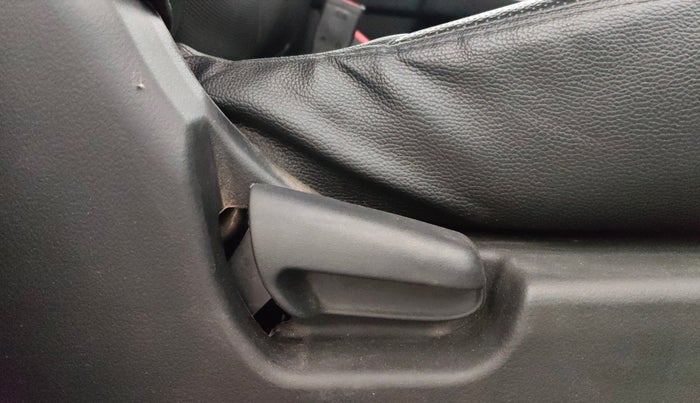 2018 Maruti Wagon R 1.0 LXI CNG, CNG, Manual, 57,961 km, Driver Side Adjustment Panel