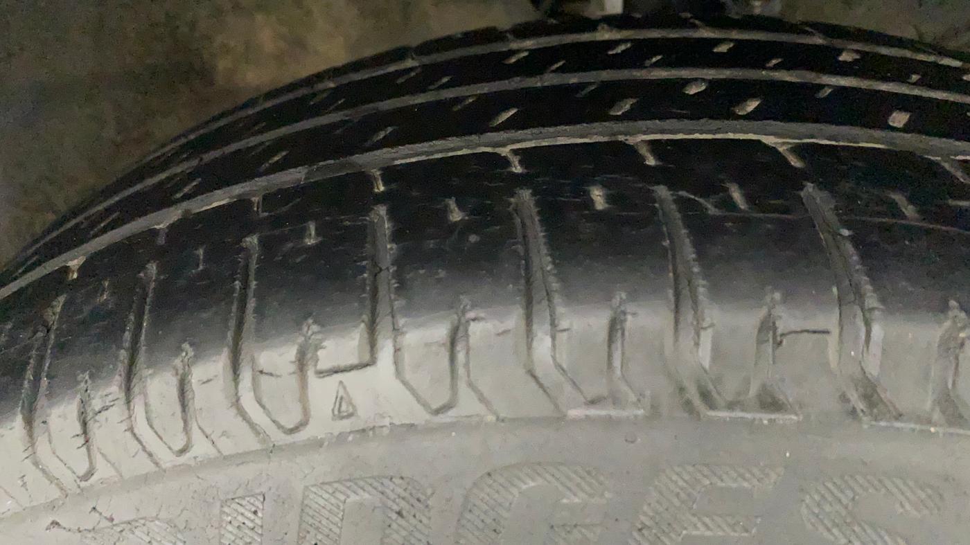 2017 Maruti Dzire ZXI PLUS, CNG, Manual, 56,220 km, Right Front Tyre Tread