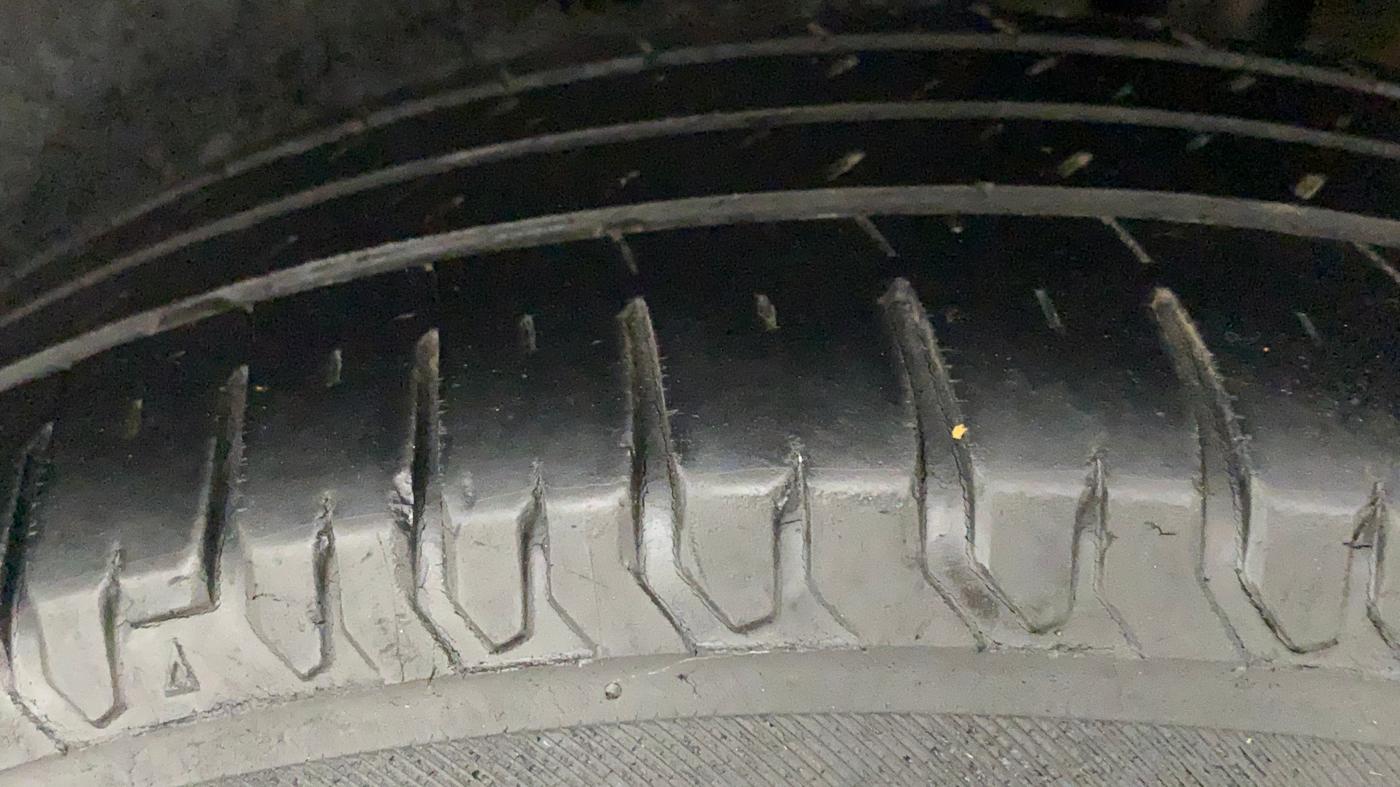 2017 Maruti Dzire ZXI PLUS, CNG, Manual, 56,220 km, Left Rear Tyre Tread