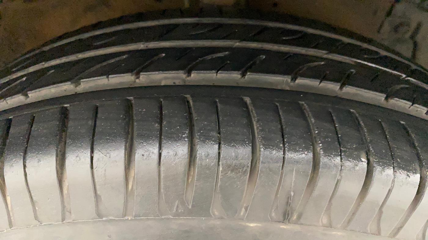 2013 Maruti Swift Dzire VXI, Petrol, Manual, 77,448 km, Right Front Tyre Tread