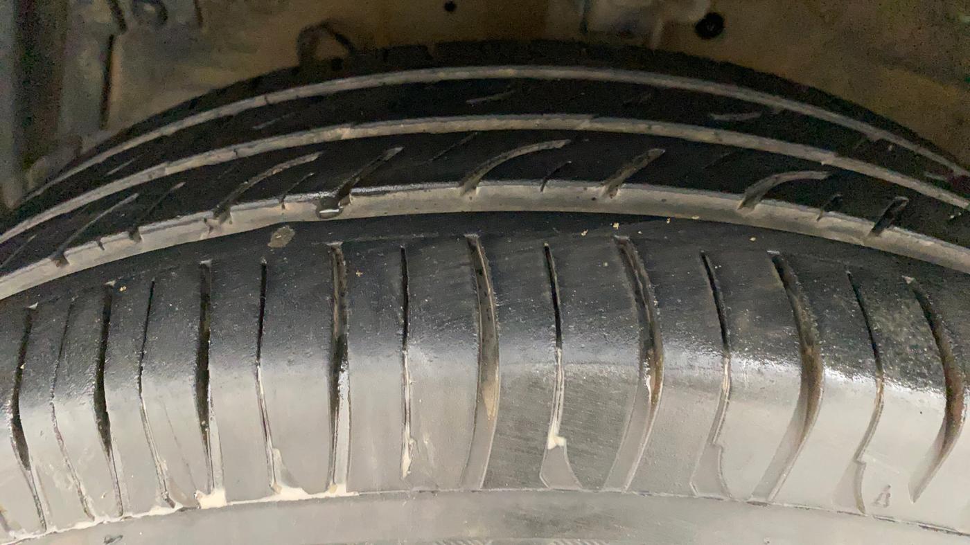 2013 Maruti Swift Dzire VXI, Petrol, Manual, 77,448 km, Left Front Tyre Tread