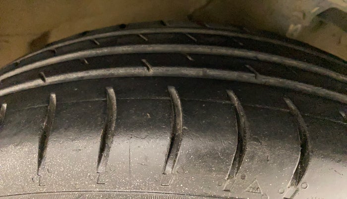 2013 Maruti Ritz VXI, Petrol, Manual, 70,400 km, Right Front Tyre Tread