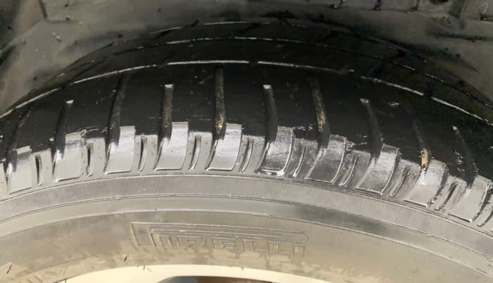 2018 Tata Hexa XT 4X2 7 STR, Diesel, Manual, 92,013 km, Left Rear Tyre Tread