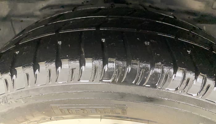 2018 Tata Hexa XT 4X2 7 STR, Diesel, Manual, 92,013 km, Right Rear Tyre Tread
