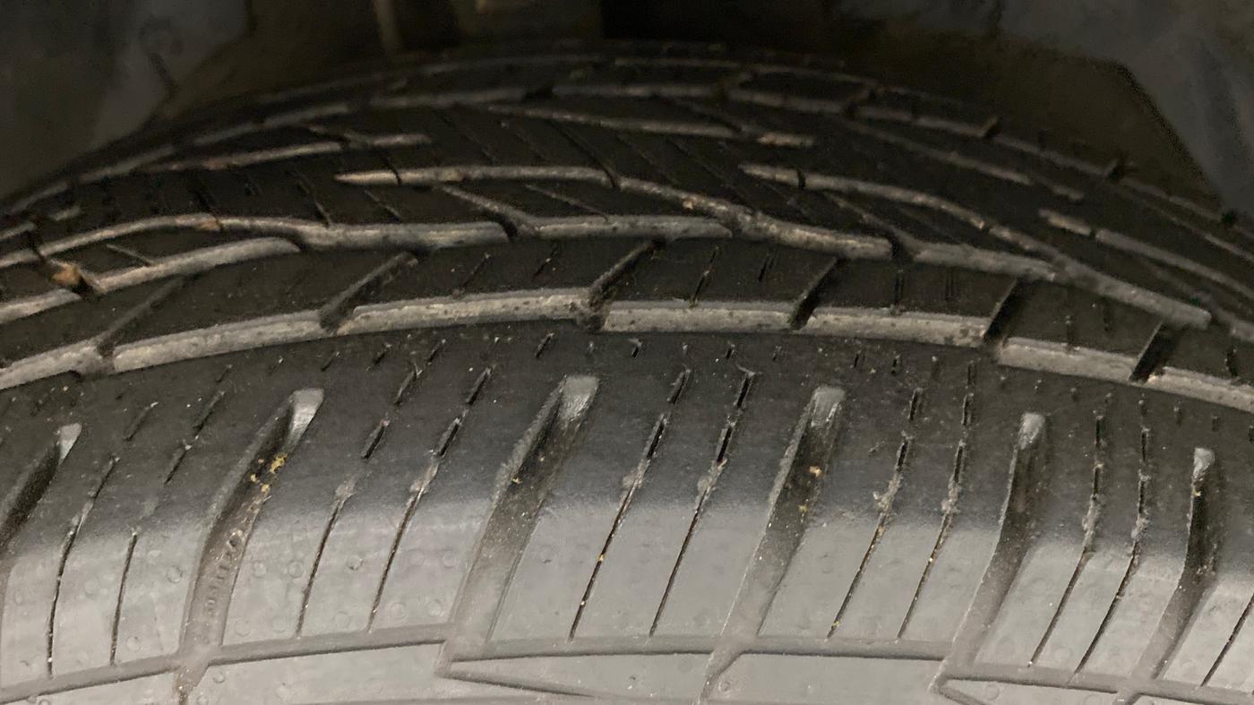 2016 Mahindra XUV500 W10, Diesel, Manual, 60,919 km, Right Front Tyre Tread
