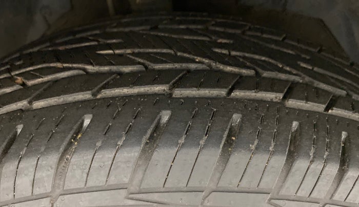2016 Mahindra XUV500 W10, Diesel, Manual, 60,919 km, Right Front Tyre Tread
