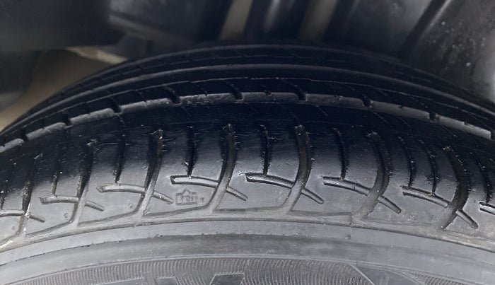 2016 Maruti Ciaz VXI PLUS, CNG, Manual, 65,333 km, Right Rear Tyre Tread