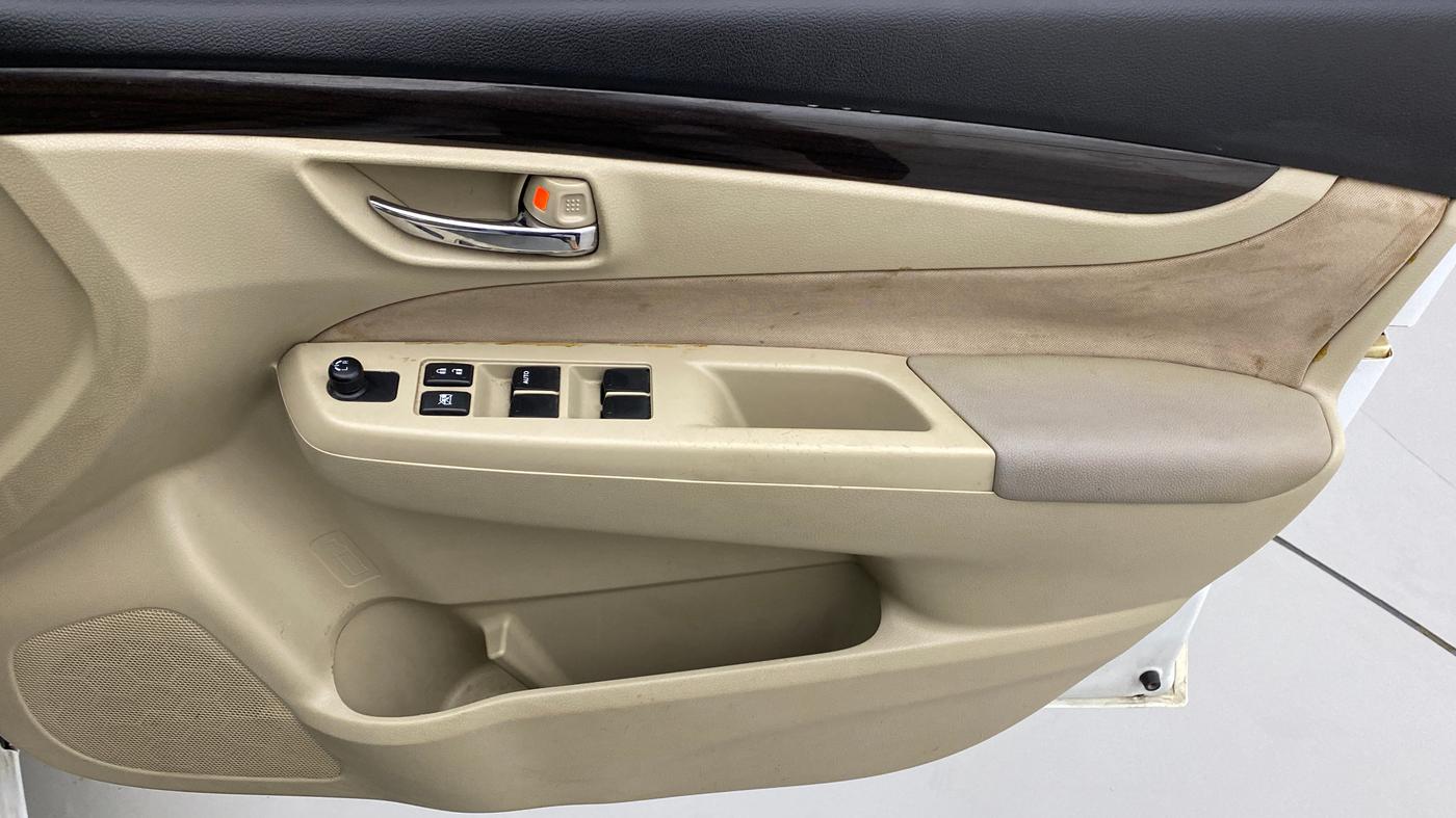 2016 Maruti Ciaz VXI PLUS, CNG, Manual, 65,333 km, Driver Side Door Panels Control