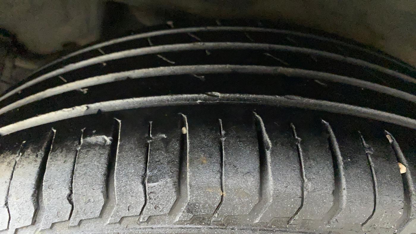 2011 Toyota Corolla Altis G PETROL, Petrol, Manual, 1,03,490 km, Left Rear Tyre Tread