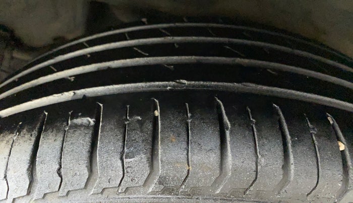 2011 Toyota Corolla Altis G PETROL, Petrol, Manual, 1,03,490 km, Left Rear Tyre Tread