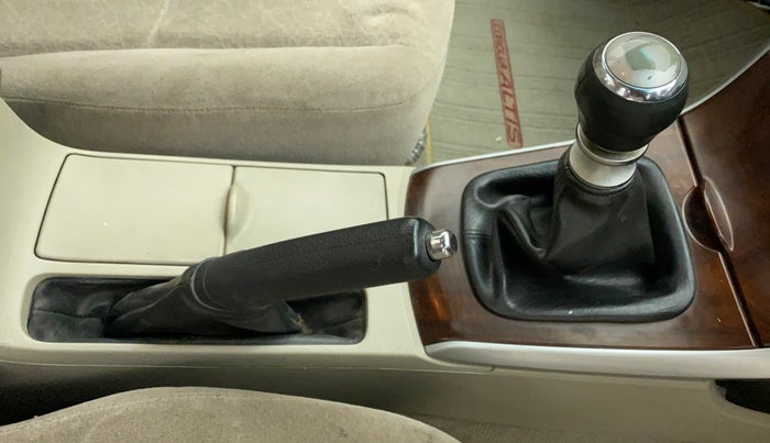 2011 Toyota Corolla Altis G PETROL, Petrol, Manual, 1,03,490 km, Gear Lever