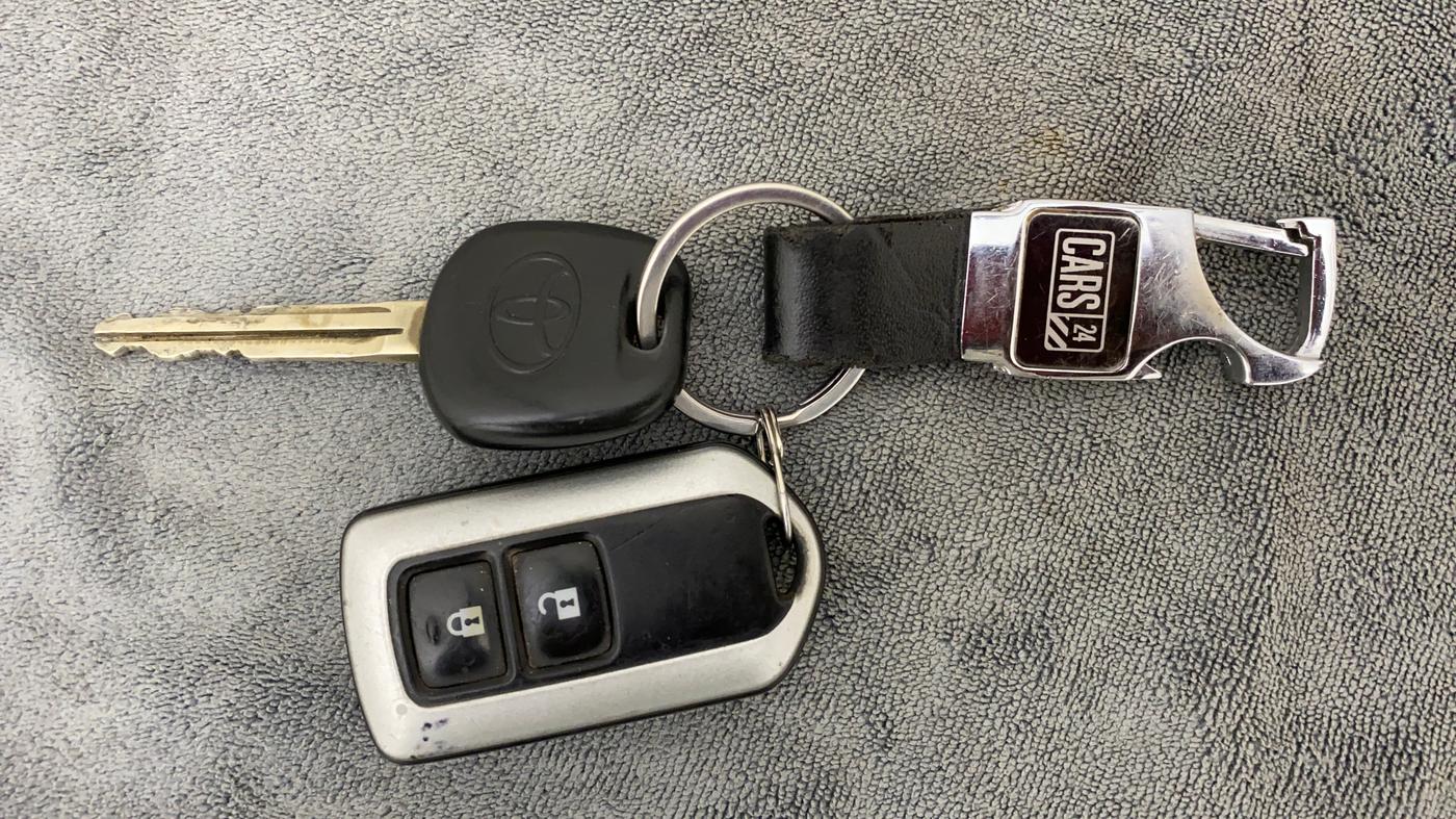 2011 Toyota Corolla Altis G PETROL, Petrol, Manual, 1,03,490 km, Key Close Up