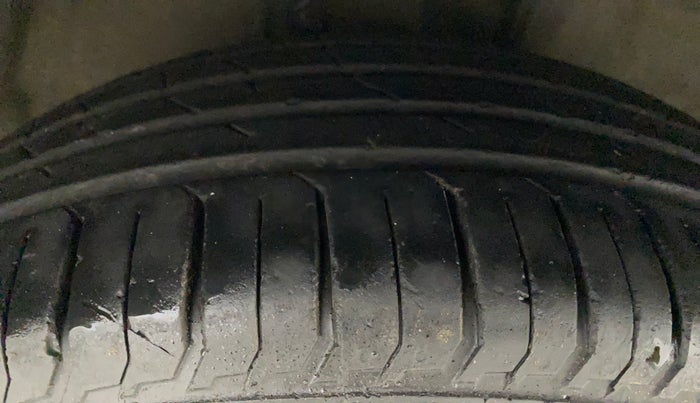 2011 Toyota Corolla Altis G PETROL, Petrol, Manual, 1,03,490 km, Right Front Tyre Tread