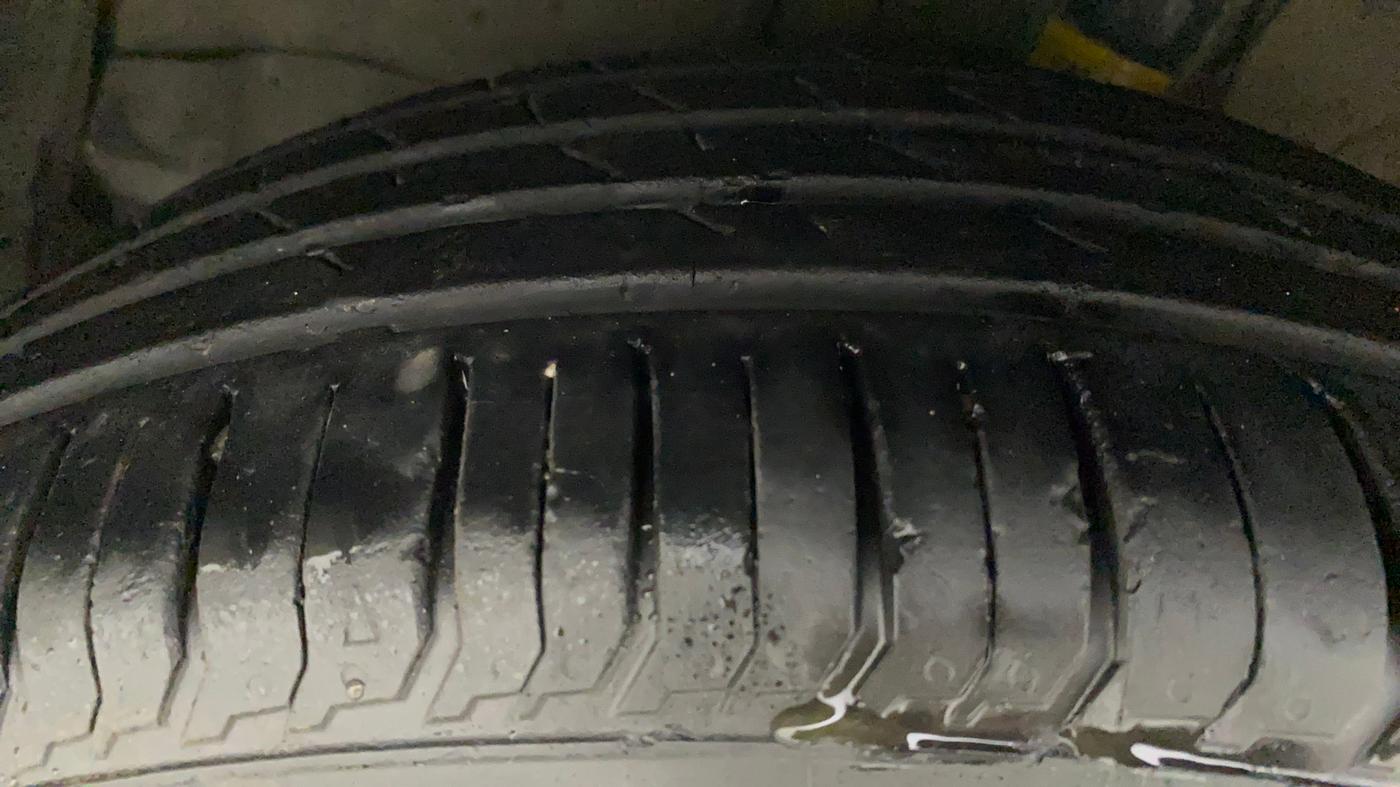 2011 Toyota Corolla Altis G PETROL, Petrol, Manual, 1,03,490 km, Left Front Tyre Tread