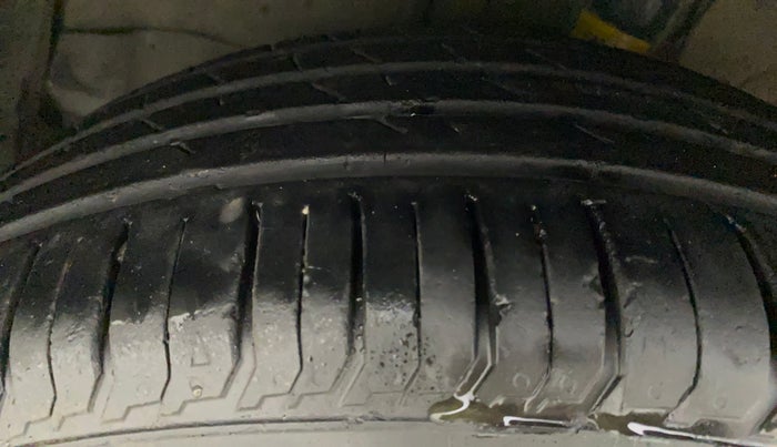 2011 Toyota Corolla Altis G PETROL, Petrol, Manual, 1,03,490 km, Left Front Tyre Tread