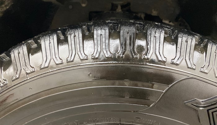 2017 Mahindra TUV300 T8, Diesel, Manual, 70,081 km, Right Front Tyre Tread