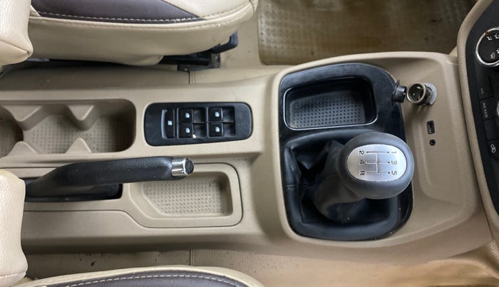 2017 Mahindra TUV300 T8, Diesel, Manual, 70,081 km, Gear Lever