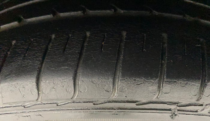 2018 Maruti Ciaz ZETA 1.4  AT PETROL, Petrol, Automatic, 47,266 km, Right Front Tyre Tread