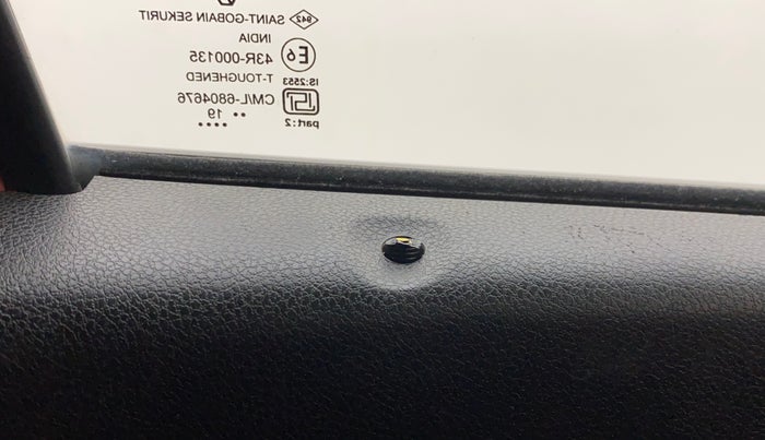 2019 Renault Kwid RXT 1.0 (O), Petrol, Manual, 18,351 km, Lock system - Door lock knob has minor damage