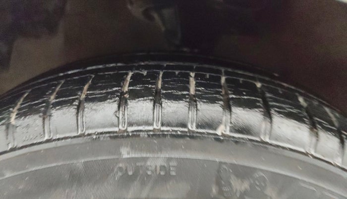 2013 Hyundai Eon SPORTZ, Petrol, Manual, 89,695 km, Left Front Tyre Tread