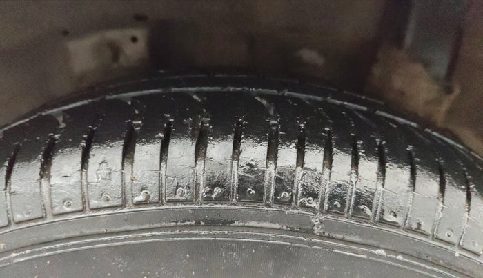 2013 Hyundai Eon SPORTZ, Petrol, Manual, 89,695 km, Left Rear Tyre Tread