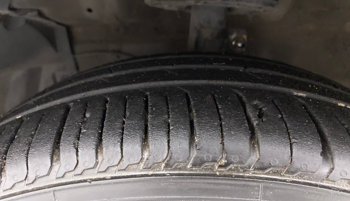 2018 Maruti Ciaz ZETA 1.4  MT PETROL, Petrol, Manual, 64,795 km, Left Front Tyre Tread