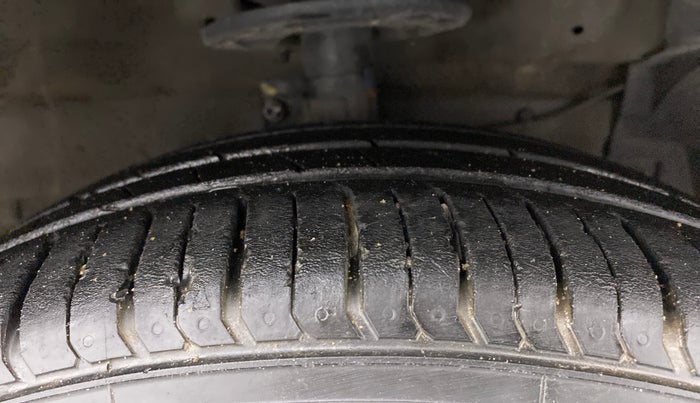 2018 Maruti Ciaz ZETA 1.4  MT PETROL, Petrol, Manual, 64,795 km, Right Front Tyre Tread