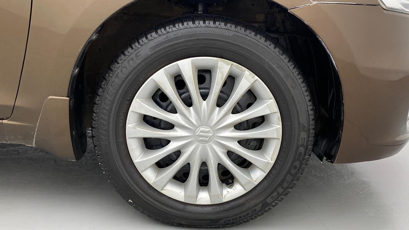 2016 Maruti Ciaz VXI, Petrol, Manual, 69,827 km, Right Front Wheel