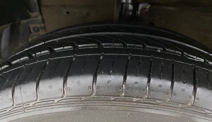 2016 Maruti Ciaz VXI, Petrol, Manual, 69,827 km, Left Front Tyre Tread