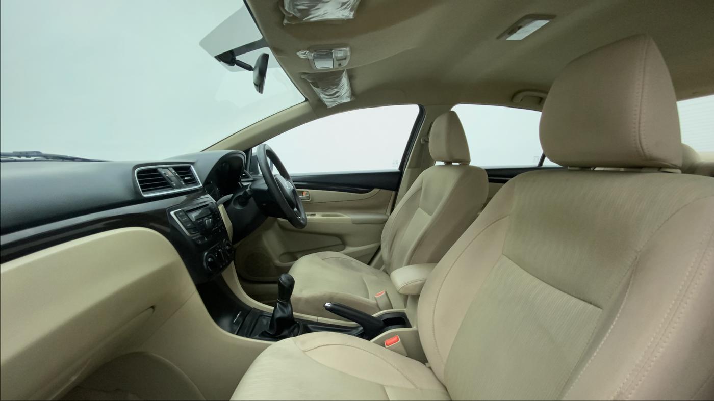 2016 Maruti Ciaz VXI, Petrol, Manual, 69,827 km, Right Side Front Door Cabin