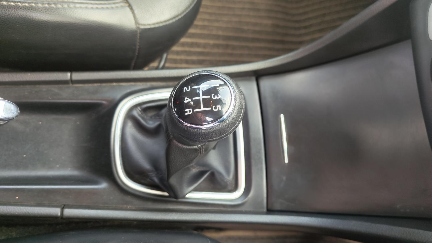 2017 Maruti Ciaz ZDI+ SHVS RS, Diesel, Manual, 93,401 km, Gear Lever