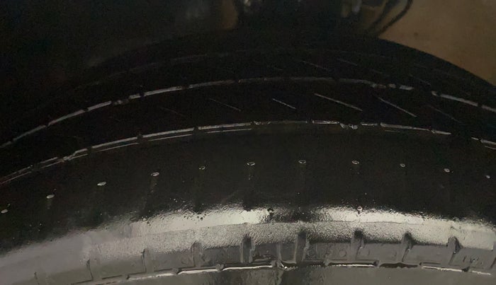 2017 Volkswagen Ameo HIGHLINE1.2L, Petrol, Manual, 1,02,380 km, Left Front Tyre Tread