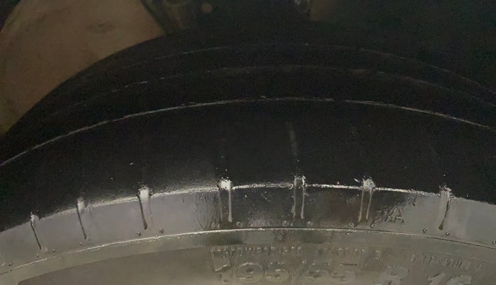 2017 Volkswagen Ameo HIGHLINE1.2L, Petrol, Manual, 1,02,380 km, Right Front Tyre Tread