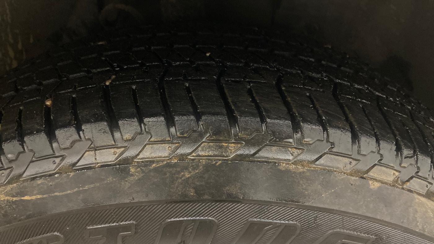 2018 Mahindra XUV500 W7, Diesel, Manual, 1,31,063 km, Right Front Tyre Tread