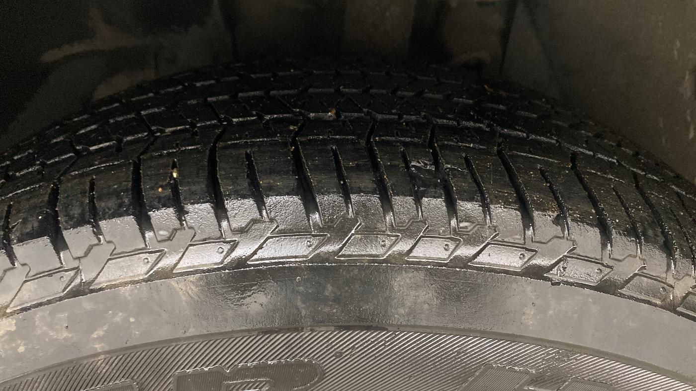 2018 Mahindra XUV500 W7, Diesel, Manual, 1,31,063 km, Left Front Tyre Tread