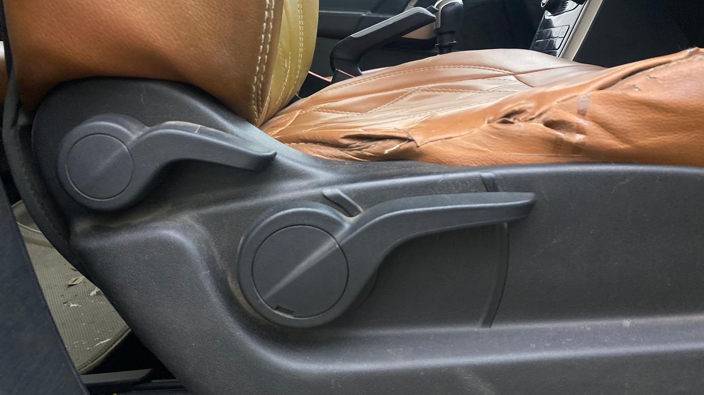 2018 Mahindra XUV500 W7, Diesel, Manual, 1,31,063 km, Driver Side Adjustment Panel