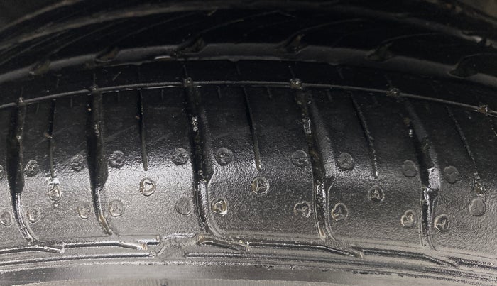 2025 Hyundai GRAND I10 NIOS ASTA AMT 1.2 KAPPA VTVT, Petrol, Automatic, 2,707 km, Right Front Tyre Tread