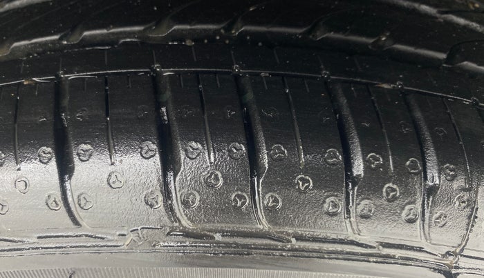 2025 Hyundai GRAND I10 NIOS ASTA AMT 1.2 KAPPA VTVT, Petrol, Automatic, 2,707 km, Left Rear Tyre Tread