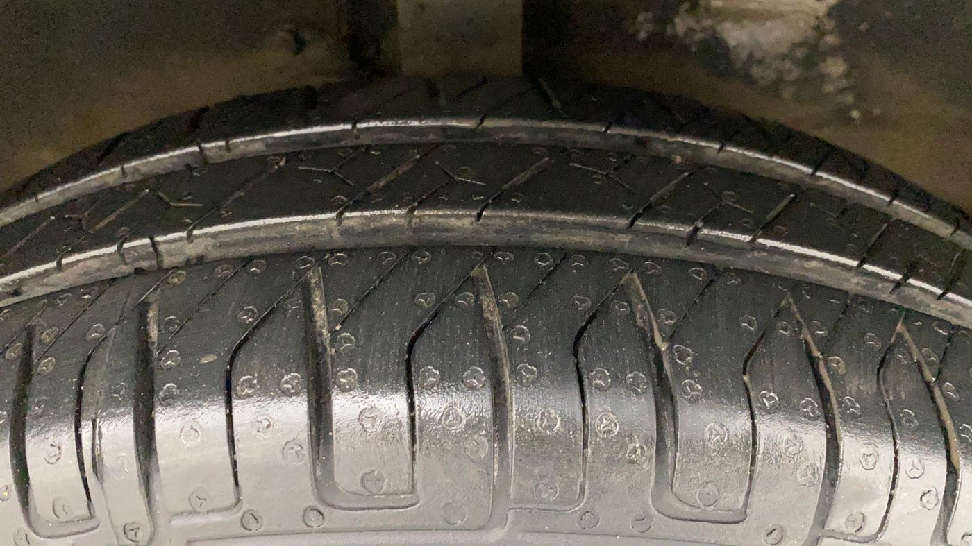 2015 Maruti Wagon R 1.0 VXI, Petrol, Manual, 28,345 km, Right Front Tyre Tread