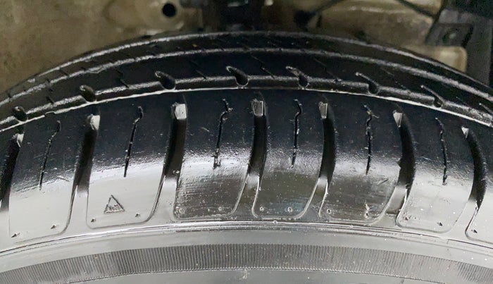 2016 Maruti Swift Dzire VXI OPT, Petrol, Manual, 69,808 km, Right Front Tyre Tread