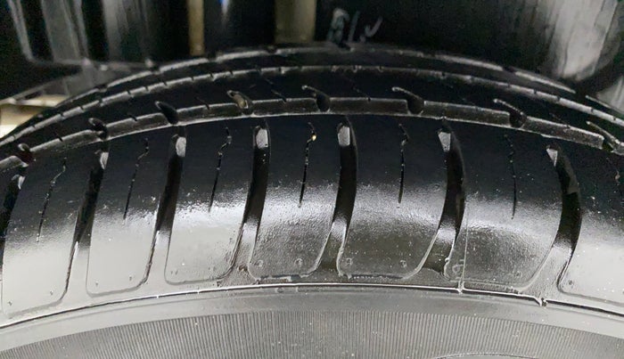 2016 Maruti Swift Dzire VXI OPT, Petrol, Manual, 69,808 km, Right Rear Tyre Tread