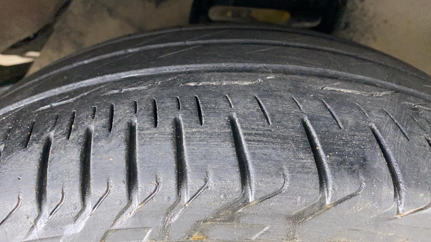 2018 Toyota Innova Crysta 2.8 ZX AT 7 STR, Diesel, Automatic, 40,703 km, Right Front Tyre Tread