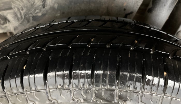 2014 Maruti Swift VXI, Petrol, Manual, 87,178 km, Left Rear Tyre Tread