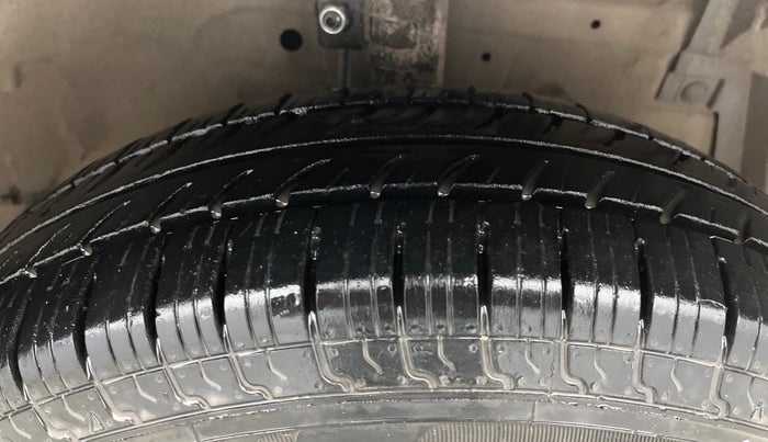 2014 Maruti Swift VXI, Petrol, Manual, 87,178 km, Right Front Tyre Tread