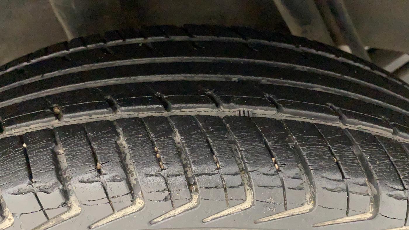 2017 Renault Kwid RXT 1.0, Petrol, Manual, 45,079 km, Right Rear Tyre Tread