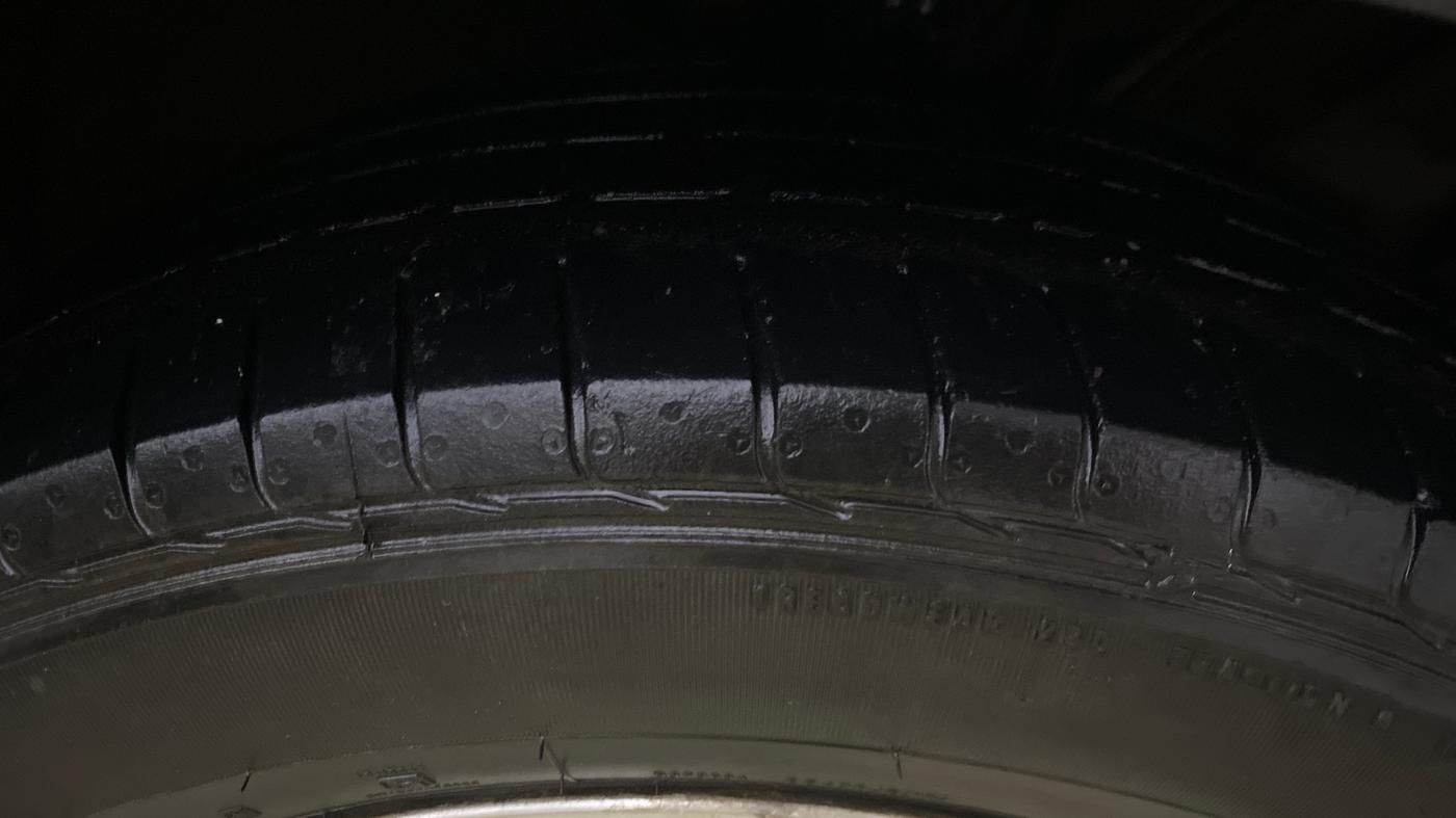2017 Hyundai Creta SX PLUS AT 1.6 DIESEL, Diesel, Automatic, 1,16,848 km, Right Front Tyre Tread