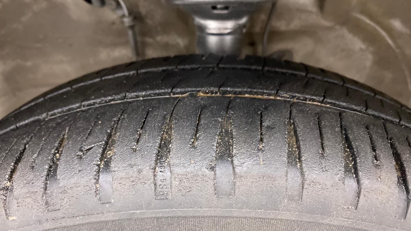 2017 Maruti Wagon R 1.0 VXI (O) AMT, Petrol, Automatic, 64,363 km, Left Front Tyre Tread